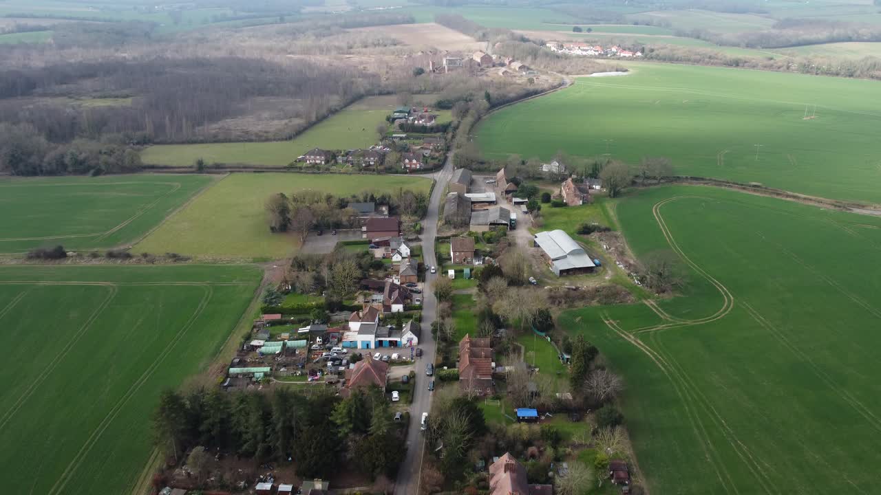 vista aérea idílica sobre nonington pequeña ciudad agricultura campo asentamiento y campos