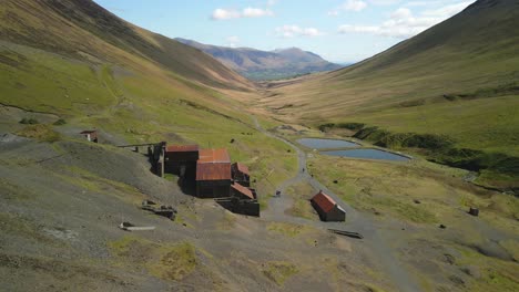 Rostige-Blechdächer-Einer-Verlassenen-Mine-Bei-Force-Crag-Mine-Coledale-Beck-Im-Englischen-Lake-District