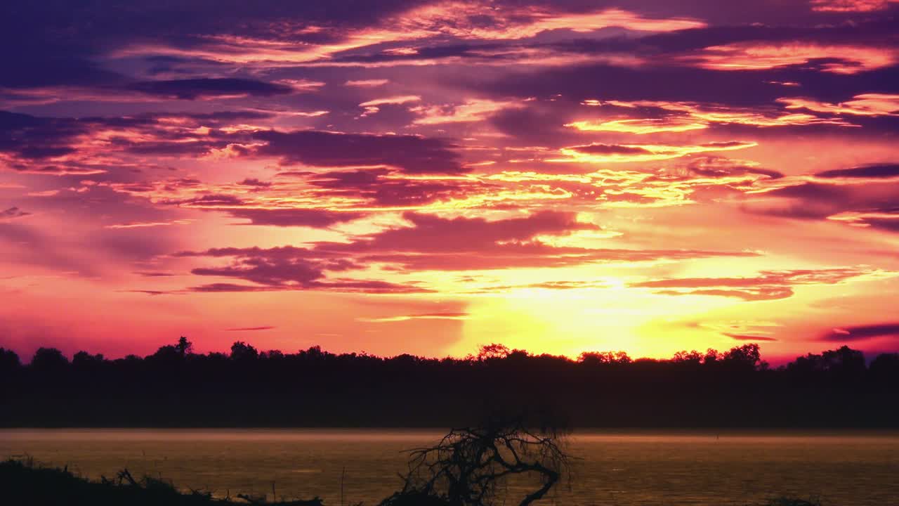 timelapse de una hermosa puesta de sol roja y dorada sobre el lago