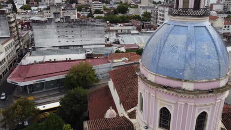 crucifijo de paso volador a la cúpula de azulejos de mosaico azul en la catedral de salta, arg