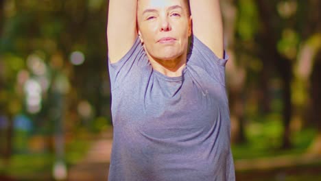 Slow-motion-reveal,-attractive-woman-exercising,-sunlight-city-park