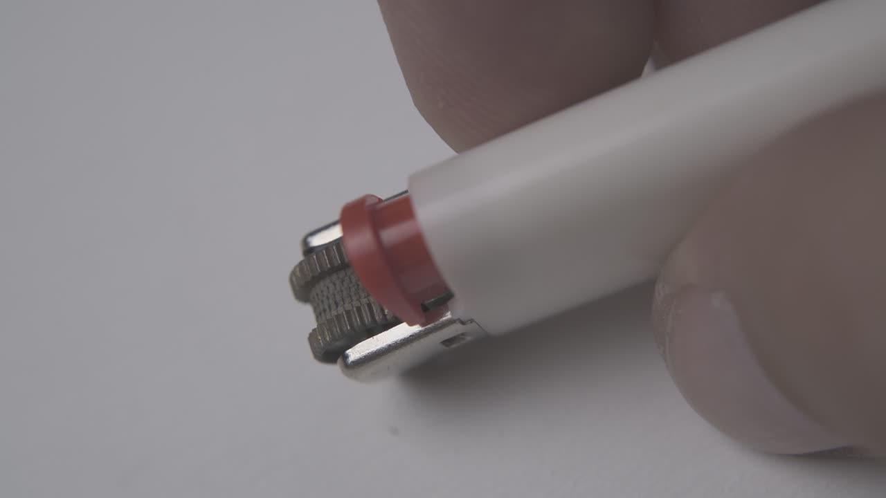 hombre grifos con superficie de luz más blanca visión extrema de cerca