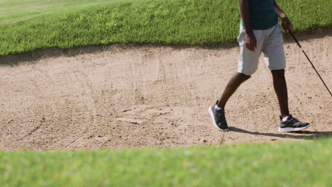 Afroamerikanischer-Mann,-Der-Auf-Dem-Golfplatz-Golf-übt.