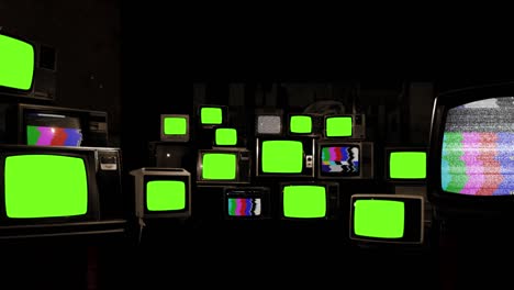 una pila de muchos televisores retro de los años 70, 80 y 90 con barras de color y pantallas verdes. tono sepia.