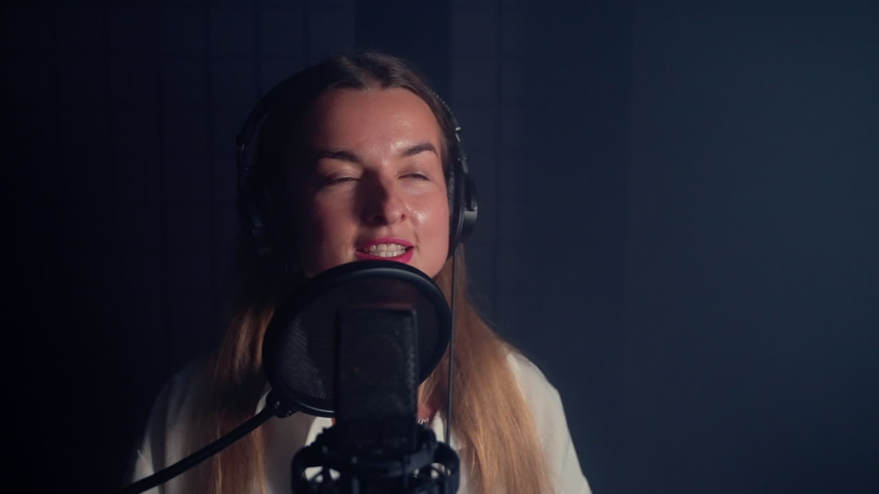 Donna che registra una voce fuori campo in studio