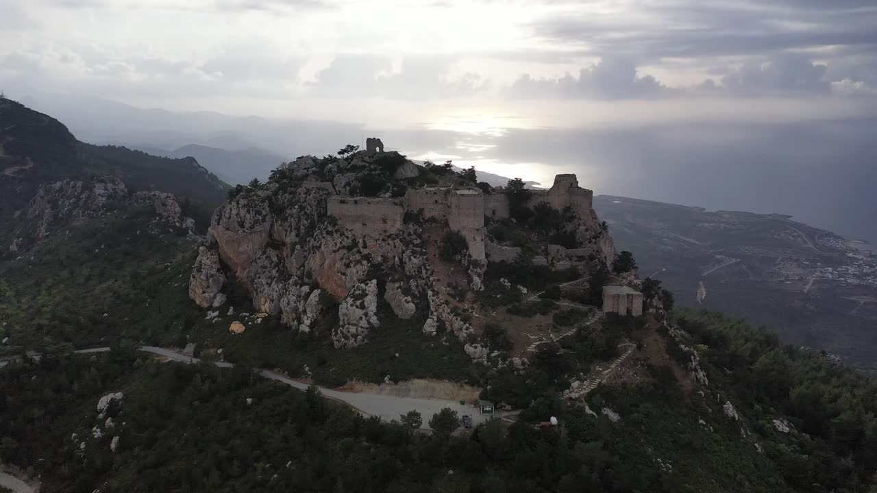 Veduta aerea dello storico Castello di Kantara situato sulla montagna che domina la penisola di Karpasia.