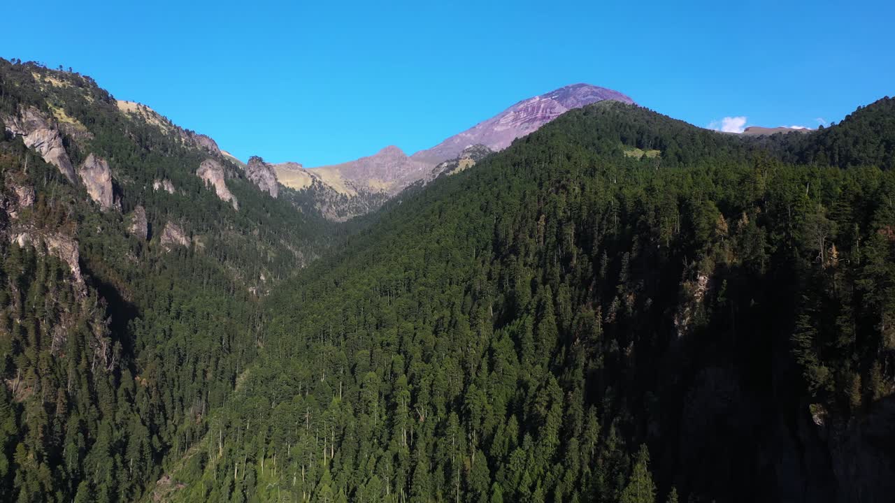 vista aérea sobre el barranco de nexpayantla con el fondo del volcán popocatépetl, en el soleado méxico