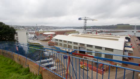 Mirando-Por-Encima-De-Los-Muelles-En-Pendennis-Rise,-Con-Grúa-De-Muelle-Y-Falmouth-En-Segundo-Plano.