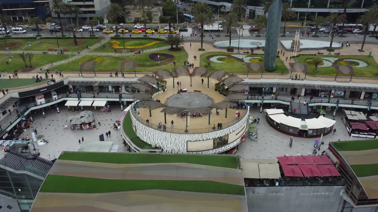 video drone 4k de un centro comercial llamado "larcomar" en el distrito de miraflores de lima, perú
