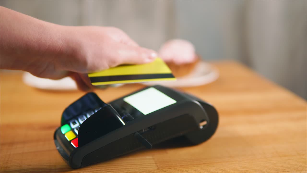 pagar con tarjeta de crédito en un café