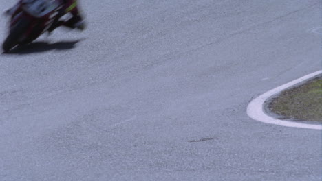 un motociclista se dirige a un giro brusco
