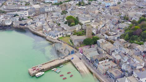 Vista-Aérea-Sobre-El-Puerto-De-St-Ives-Y-La-Estación-Rnli-En-Cornwall-Inglaterra