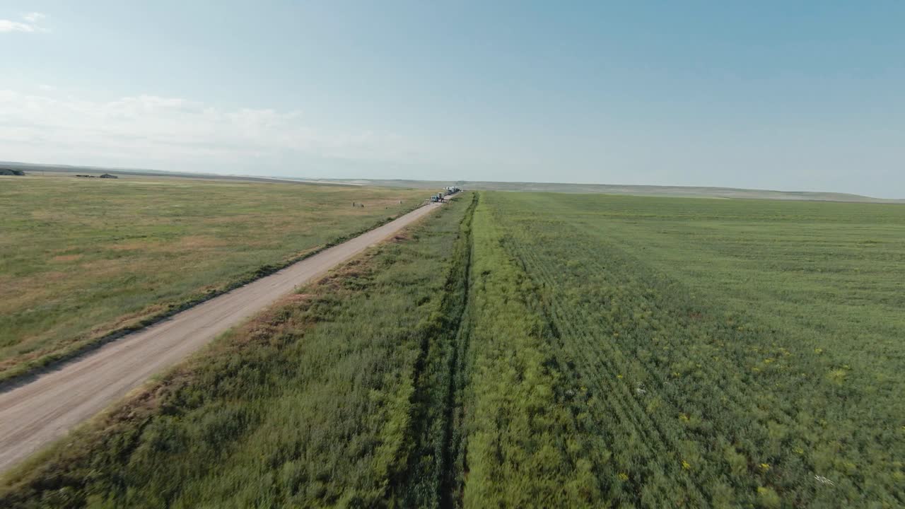 Vista aérea de carretera rural y tierras de cultivo