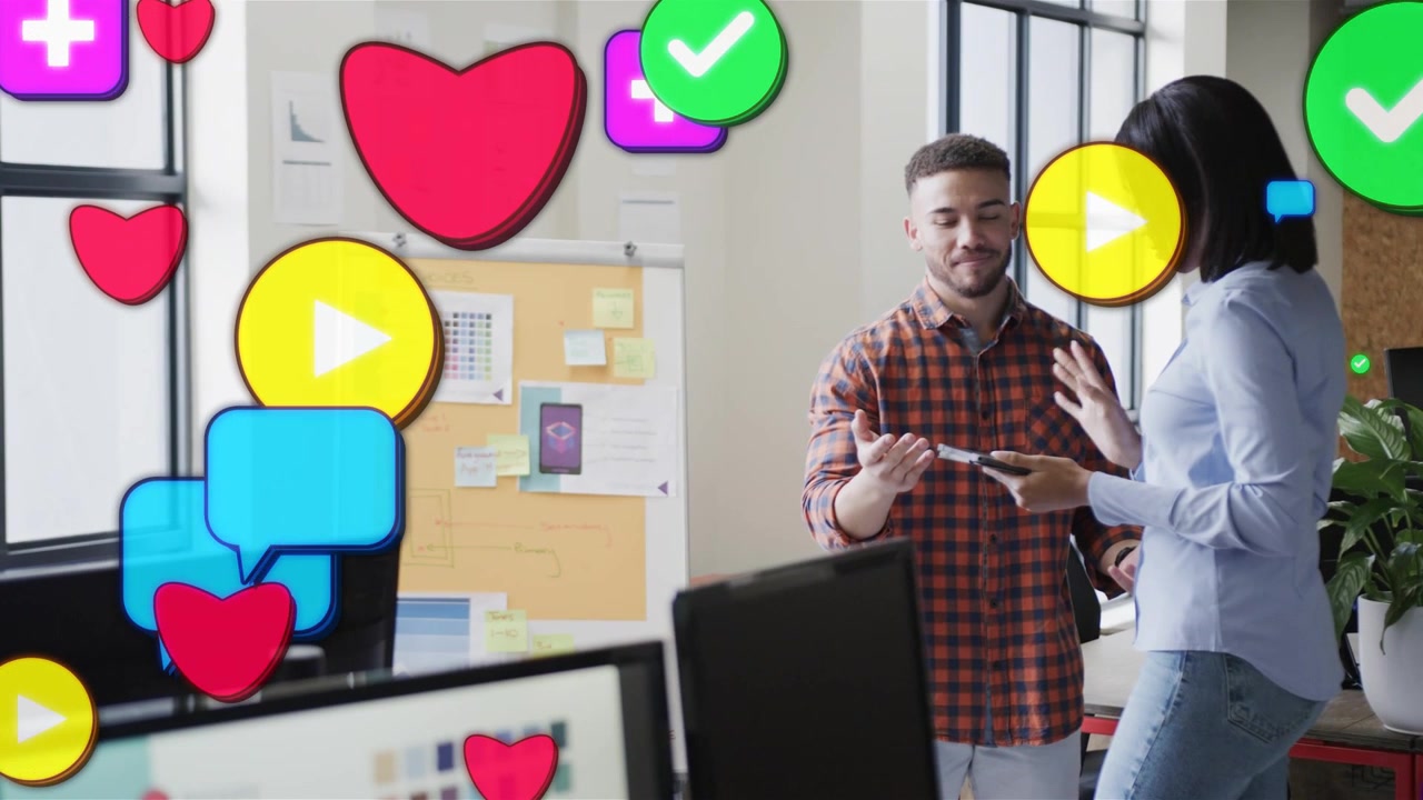 Team con tablet, icone di social media che appaiono da sinistra e si sovrappongono alle persone al lavoro