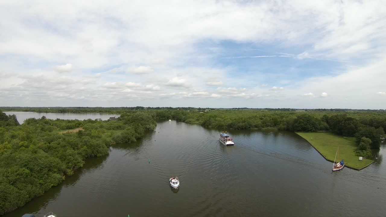 imágenes aéreas de drones de un ferry recorriendo la maltería amplia, ranworth, norfolk