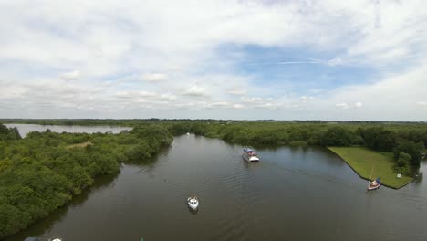 Luftdrohnenaufnahmen-Einer-Fähre,-Die-Durch-Die-Mälzerei-Broad,-Ranworth,-Norfolk-Fährt