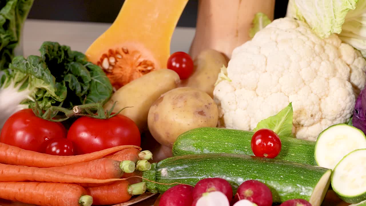 신선한 채소의 활기찬 품종은 끔하게 배열되어 있으며, 밝은 조명 속에서 다양한 색상과 질감을 보여줍니다.