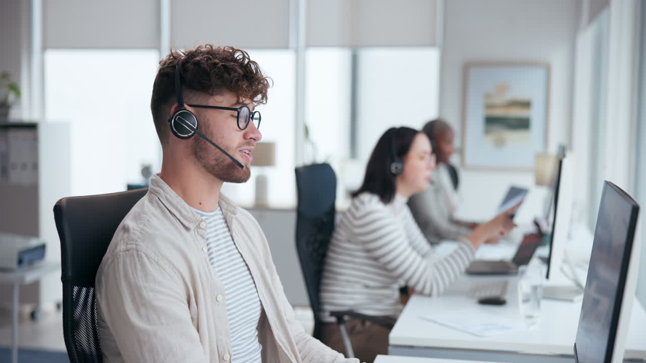 Agenti di call center al lavoro