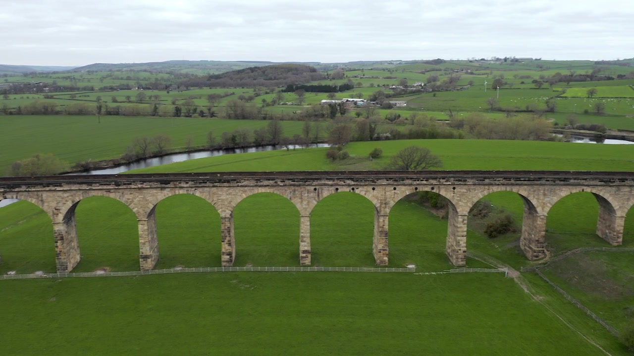 Ripresa aerea panoramica ampia del Viadotto di Arthington nel North Yorkshire, Inghilterra, in una giornata primaverile