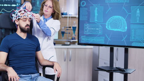 paciente masculino en tecnología moderna en su cabeza para leer la actividad cerebral