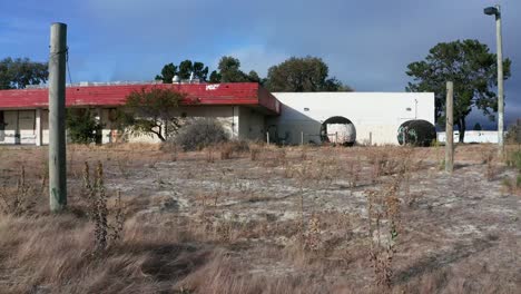 negocio abandonado en un día nublado con graffiti