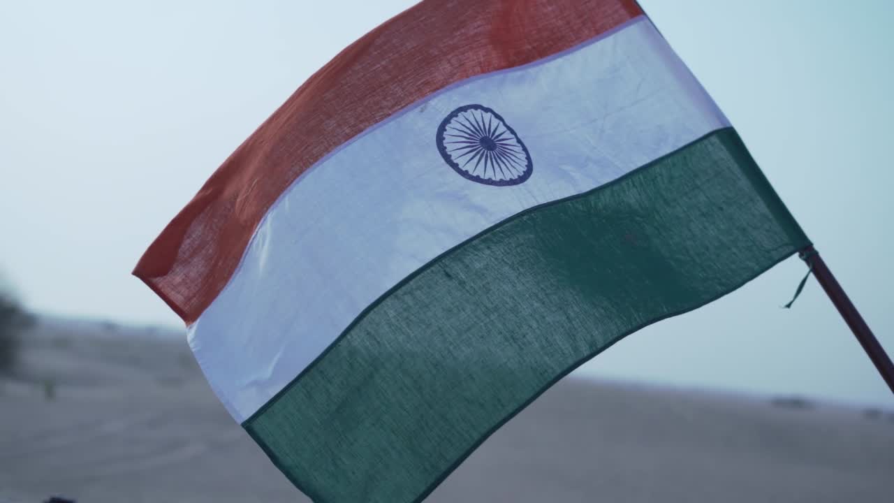 A bandeira indiana tremulando no céu - em câmera lenta