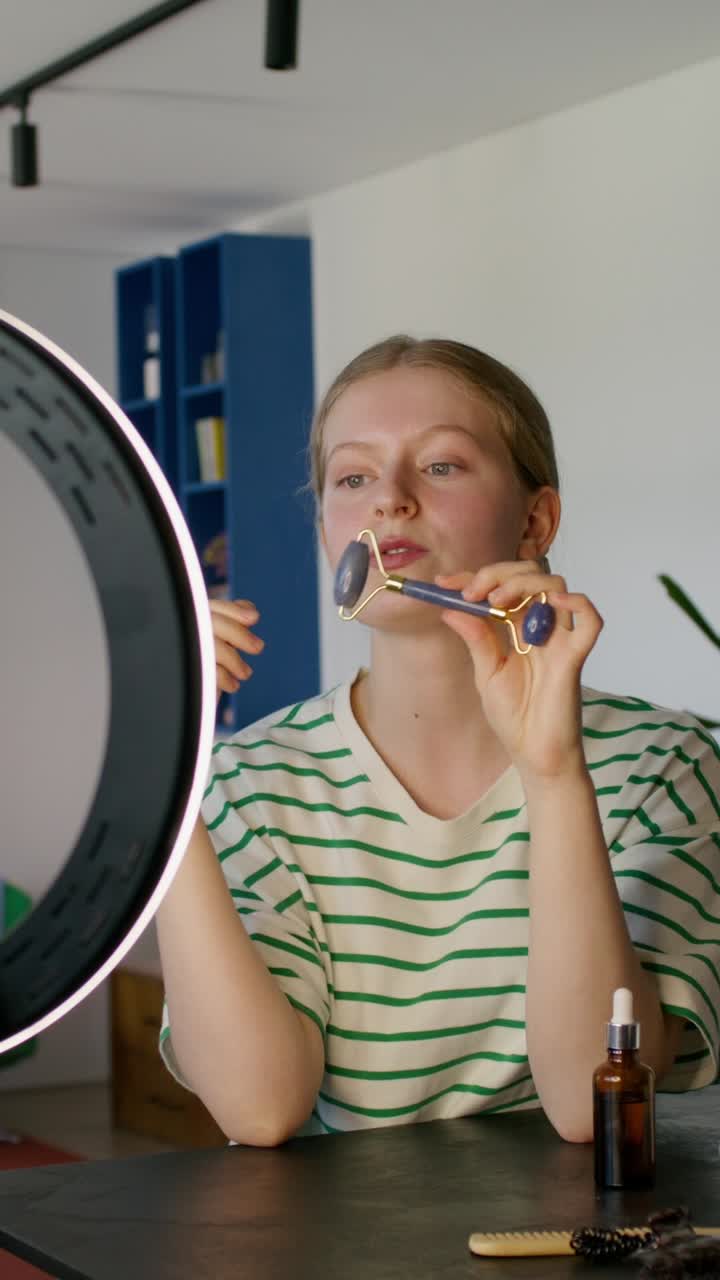 adolescente realizando una rutina de cuidado de la piel