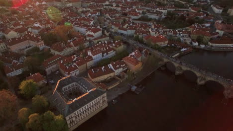 Luftaufnahme-Entlang-Der-Moldau-Im-Sommer-Prag,-Tschechische-Republik