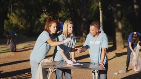 voluntario adulto durante el día de limpieza del río