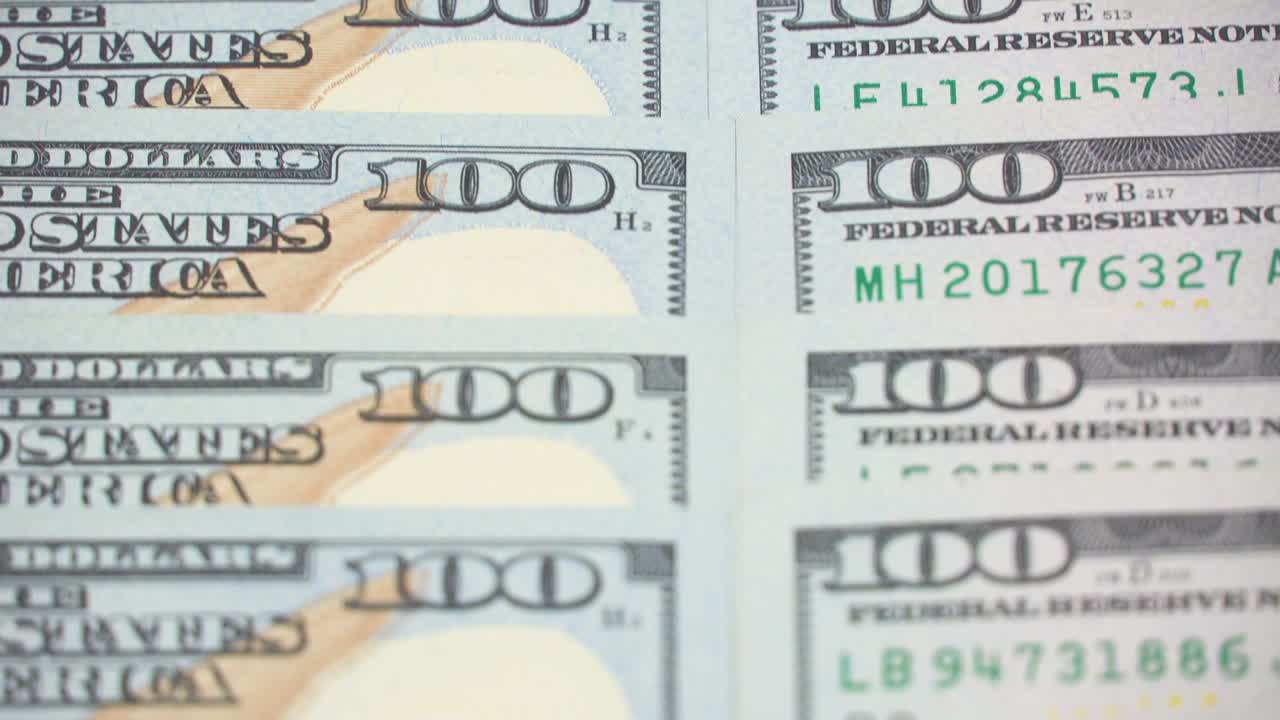 많은 달러, 달러, 달러 클로즈업: 카메라가 똑같이 배치된 지폐 위에서 니다.