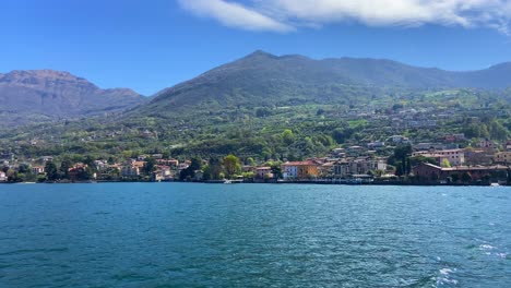 Navegando-En-El-Lago-Iseo-Con-Un-Pueblo-Italiano-Tradicional-En-El-Fondo