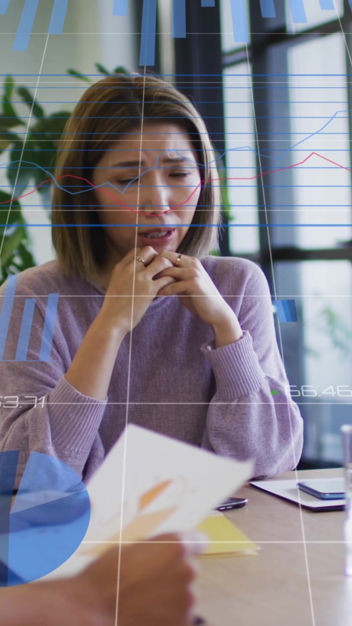 Animazione di elaborazione dati statistici su sfondo di una donna asiatica che discute con i colleghi in ufficio