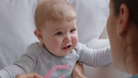 Mutter-Beruhigt-Weinendes-Baby,-Unruhiges-Kleinkind,-Verärgert-über-Mutter,-Beruhigt-Sanft-Säugling-Und-Pflegt-Kind