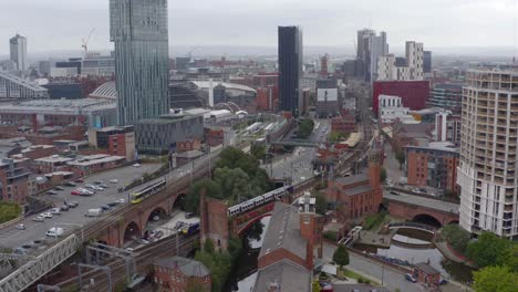 drohnenaufnahme verfolgt den zug, der durch die kanäle von castlefield fährt 02