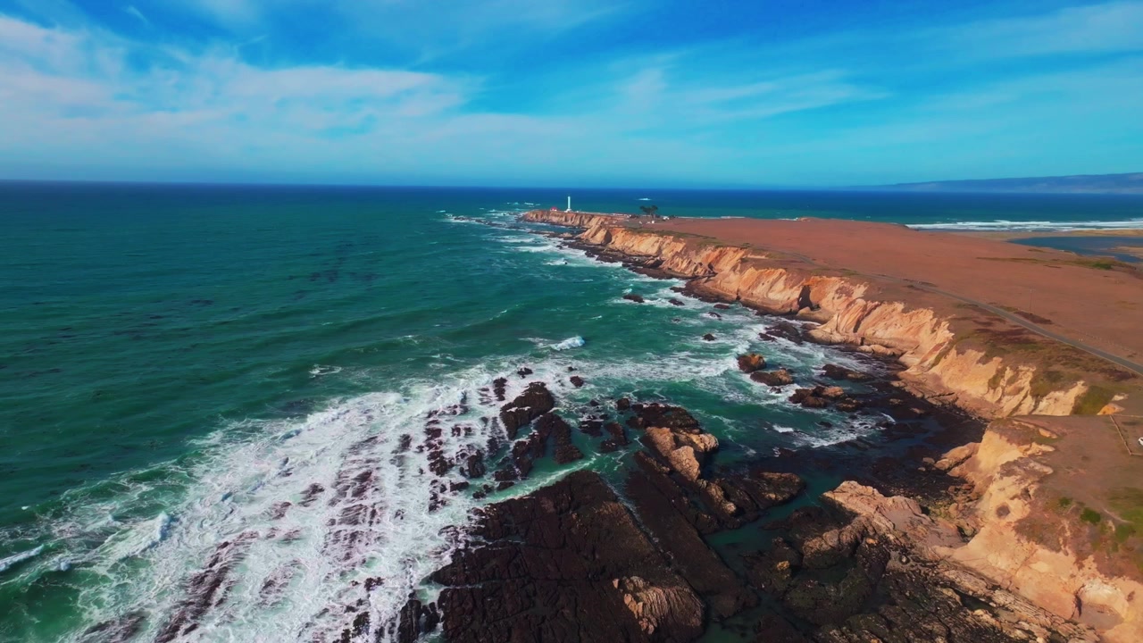 Costa di Mendocino di giorno, soleggiata, Faro di Point Arena Rock, vista aerea con drone, costa frastagliata della California, onde che si infrangono sulla costa rocciosa, Rocas, Fort Bragg, San Francisco, Oceano Pacifico settentrionale, vista costiera in avanti.