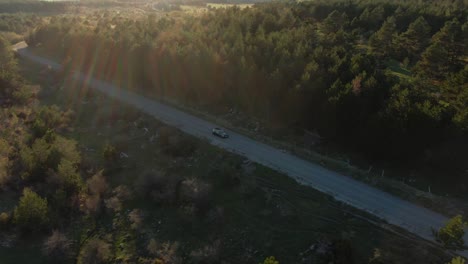 Ein-Sportwagen,-Der-Auf-Einer-Straße-Fährt