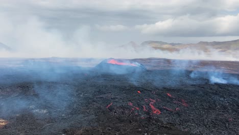 cráter de volcán activo con campo de magma cubierto de humo, islandia
