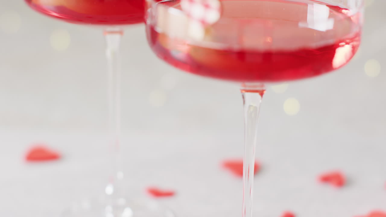 심장 클립, 복사 공간과 함께 선택적 초점과 함께  ⁇ 테일 컵에 두 개의 빨간 음료의 비디오