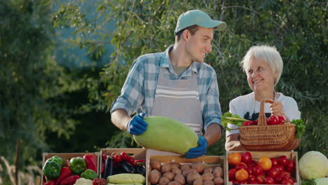 Retrato-De-Una-Anciana-Con-Su-Nieto-Vendiendo-Verduras-En-Un-Mercado-De-Agricultores