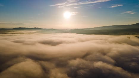 Jarabacoa,-República-Dominicana-Neblina-Intensa-Sobre-Un-País-Caribeño-Por-La-Mañana-Hiperlapso-De-Drones,-Clima-Frío-En-El-Caribe-Con-Montañas-Al-Fondo