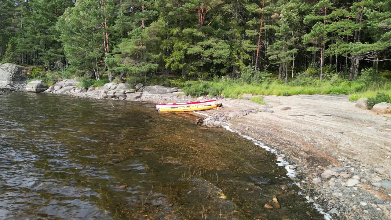 воздушный пролет над пляжем в направлении двух байдарок, хеллингсйо, швеция