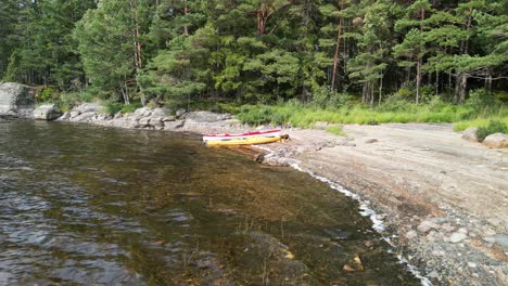 sobrevuelo aéreo de la playa hacia dos kayaks, hällingsjö, suecia