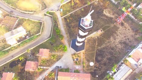 disparo de dron mirando hacia abajo en una casa de luz en pondichery, india con movimiento panorámico