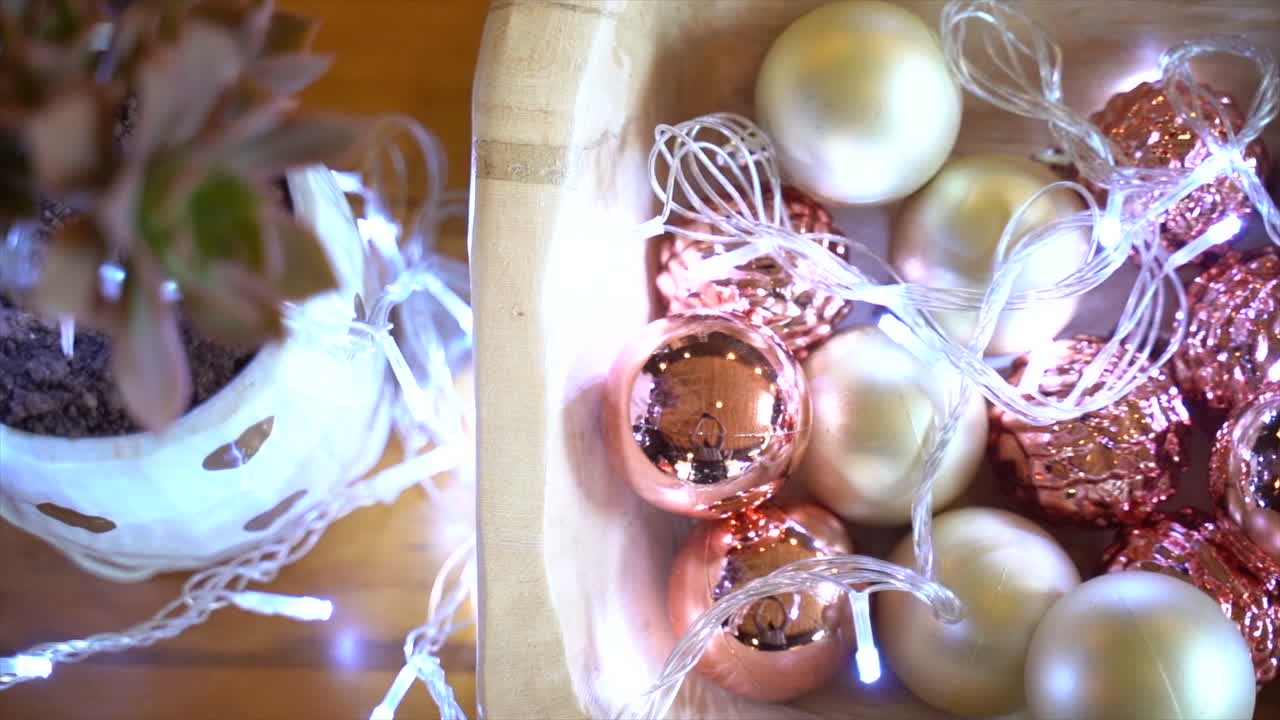 adornos de mesa de navidad con luces, toma panorámica lenta desde arriba, de izquierda a derecha