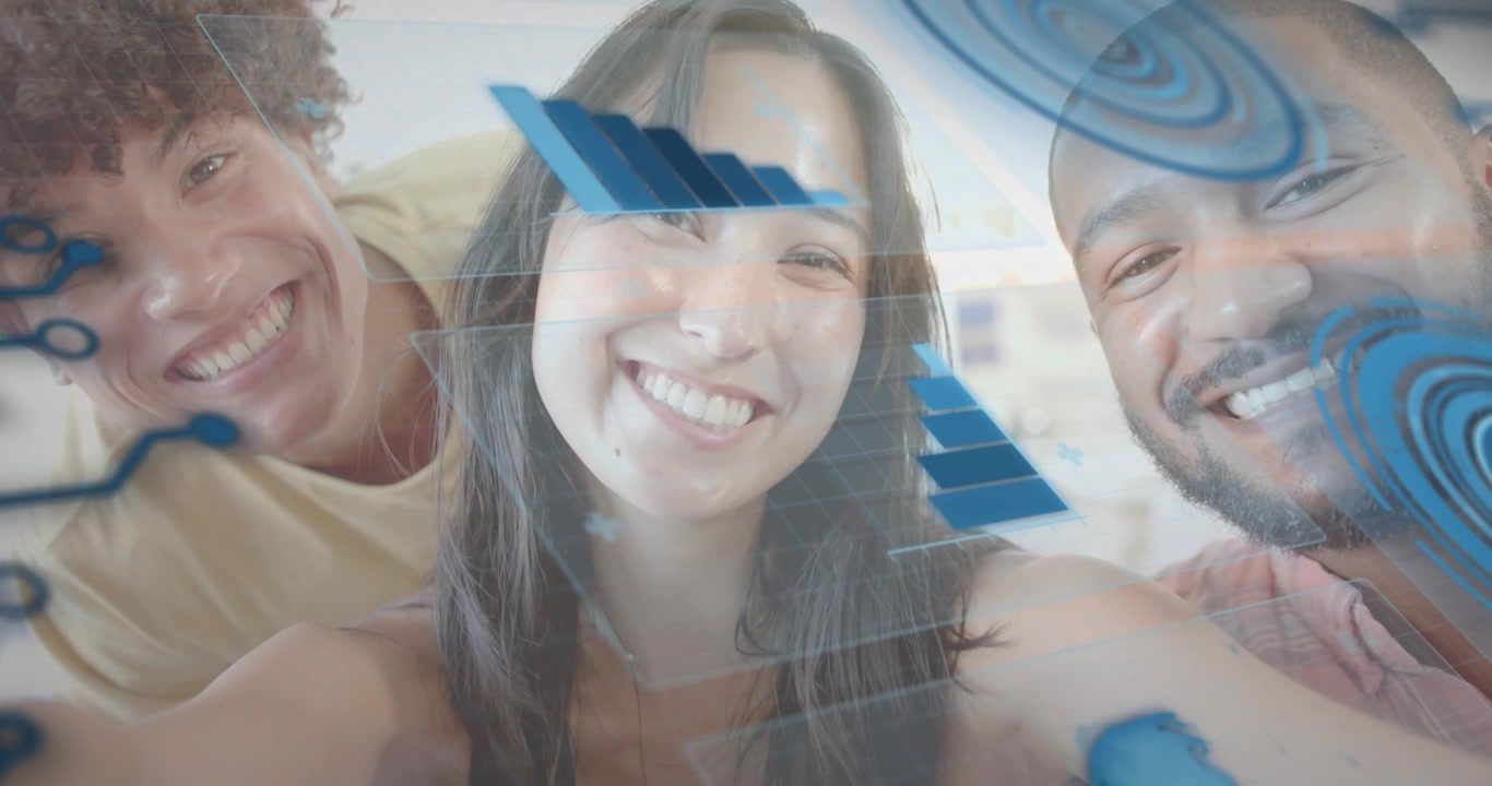 Tre amici che si scattano un selfie mentre una donna tiene in mano il telefono attivando sovrapposizioni di tecnologia olografica