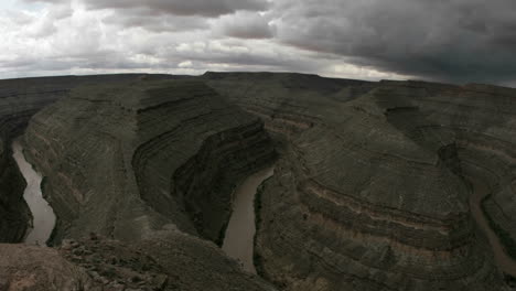 Timelapse-shot-of-storm-clouds-forming-over-a-steep-río-valley-in-Goose-Neck-State-Park