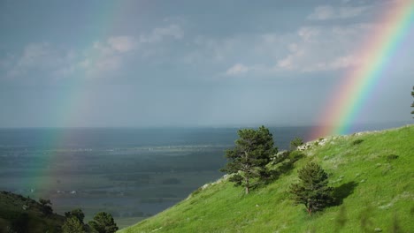 un arco iris doble que se forma sobre las colinas de boulder, colorado, ee.