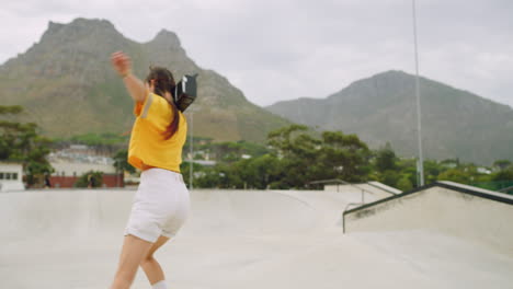 Unbeschwerter,-Leidenschaftlicher-Skater,-Der-Sich-Dreht