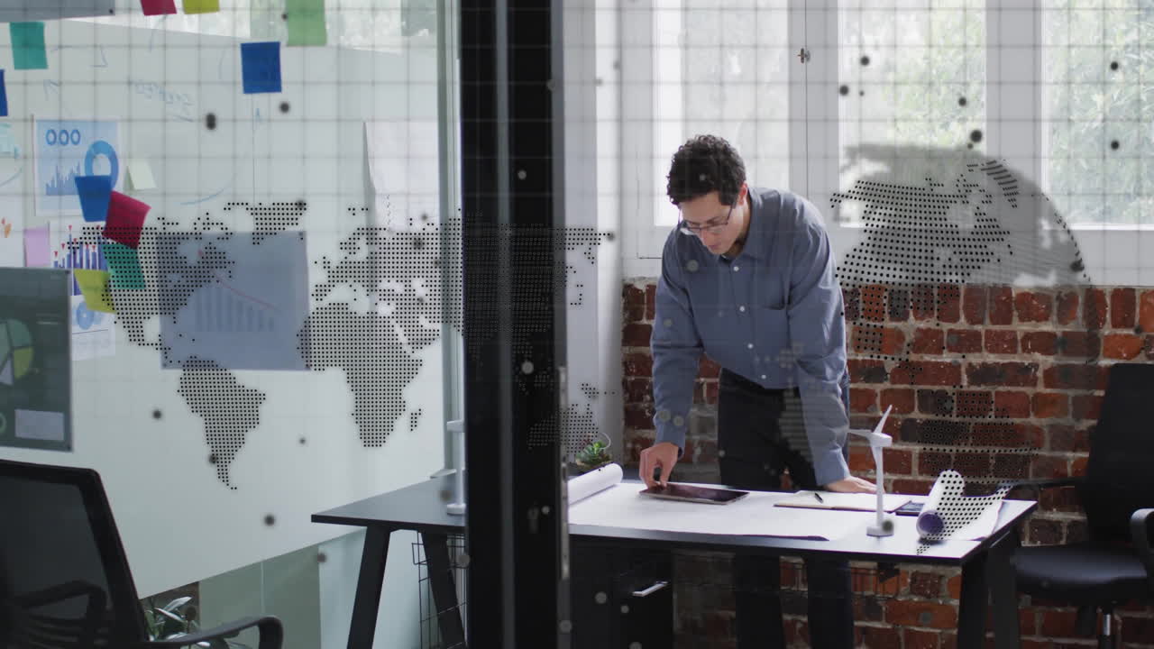 animación del globo con procesamiento de datos sobre empresario caucásico usando tableta en la oficina