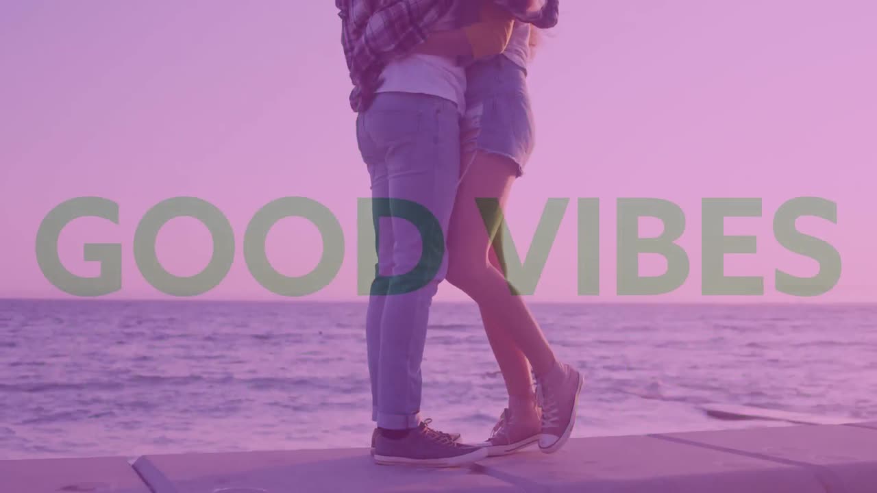 바다 근처에서 서로 포옹하는 백인 커플의 낮은 섹션에 대한 여러 가지 좋은 바이브 텍스트